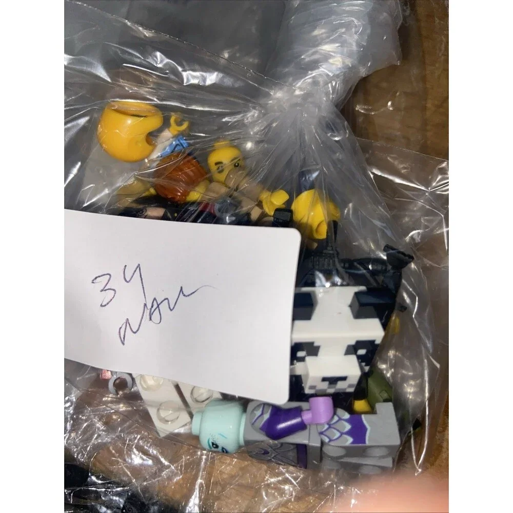 Lot of minifigs and accessories and Parts - Picture 3 of 3